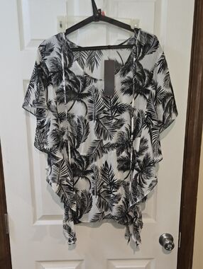 Sofia Vergara Size Medium Black & White Palm Print